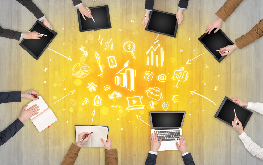 Equipo trabajando feliz